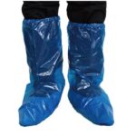 Cubrebotas impermeable desechable de polietileno en color azul, galga 480. Paquete 50u