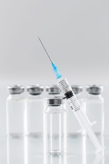 surtido de botellas de vacuna preventiva contra el coronavirus scaled